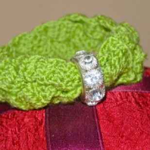 Bracciale in cotone verde con anello gioiello.